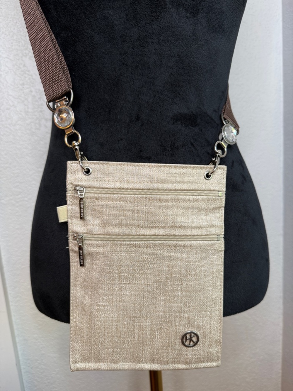 Hip Klips Beige Crossbody Travel Bag Multi Pocket Hands Free Purse RFID